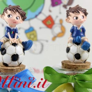 Calciatore piccolo su Pallone